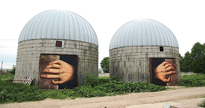 Illustration for article titled Cool graffitis bring old buildings to lifeĀ